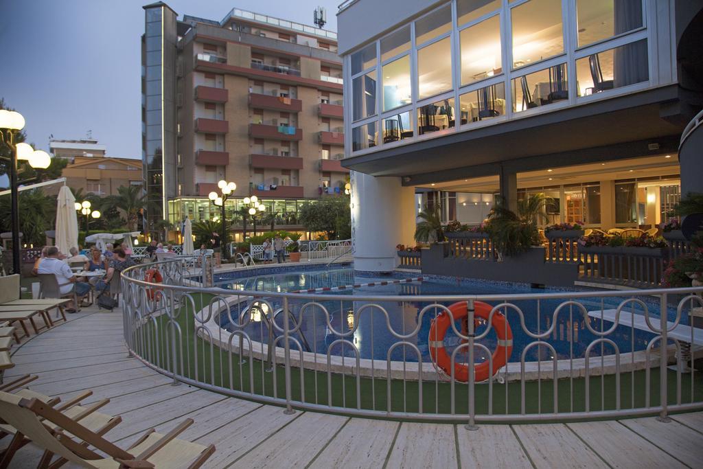 Hotel Meripol Alba Adriatica Eksteriør billede