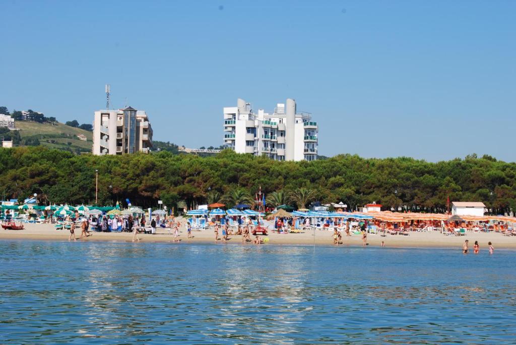 Hotel Meripol Alba Adriatica Eksteriør billede