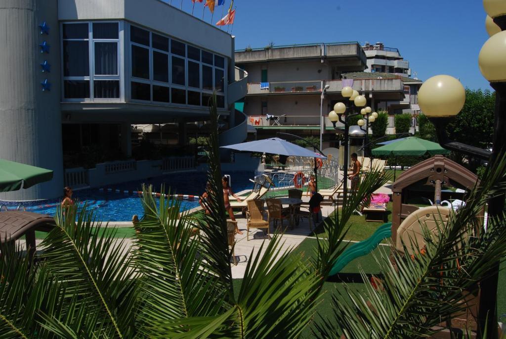 Hotel Meripol Alba Adriatica Eksteriør billede