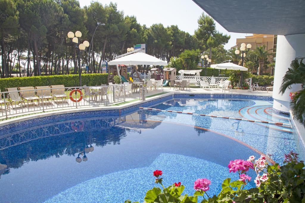 Hotel Meripol Alba Adriatica Eksteriør billede
